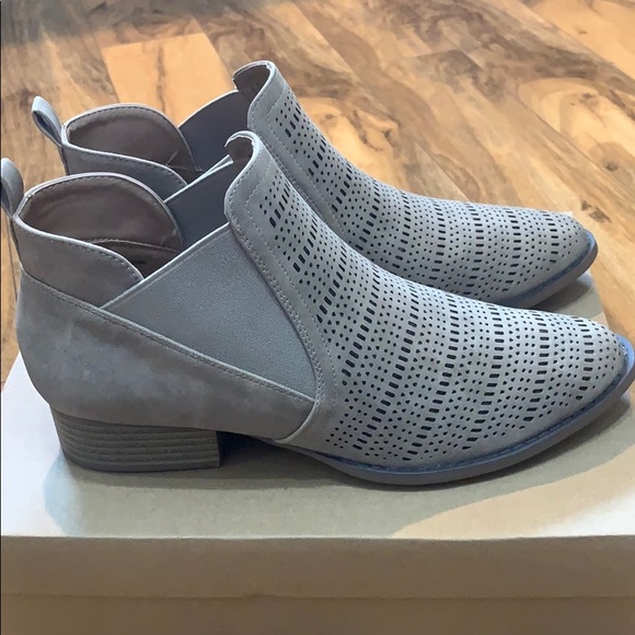 Francesca’s collection laser cut booties - Picture 3 of 5